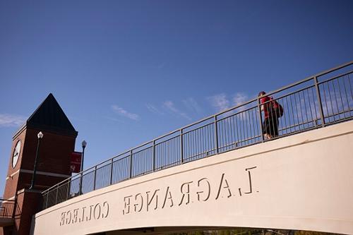 学生穿过威尼斯人娱乐城人行天桥, 哪个侧面刻着学校的名字
